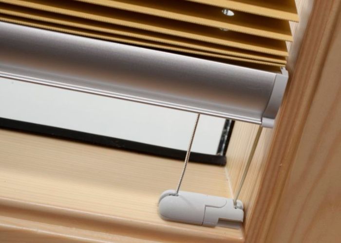COSIFLOR® DF20 Plissee mit Spannschuh an Holzfenster Invasiv montiert 